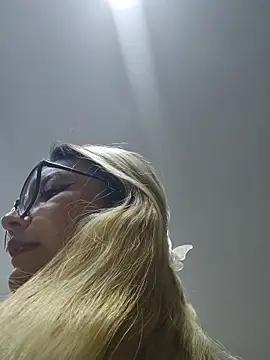 Snapshot of Pretty_roxxyy chatting on 8, 3, 2026 Pretty roxxyy online show from 8, 3, 2026