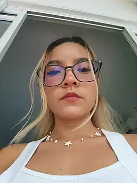 Snapshot of Pretty_roxxyy chatting on 21, 3, 2026 Pretty roxxyy online show from 21, 3, 2026