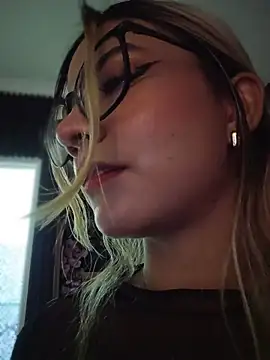 Snapshot of Pretty_roxxyy chatting on 29, 3, 2026 Pretty roxxyy online show from 29, 3, 2026