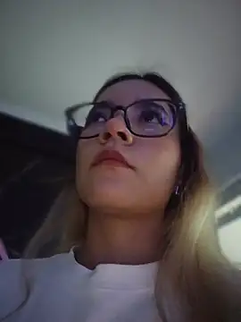 Snapshot of Pretty_roxxyy chatting on 12, 4, 2026 Pretty roxxyy online show from 12, 4, 2026