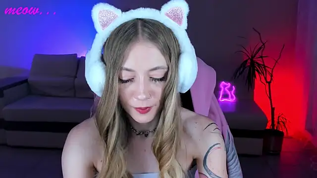 Snapshot of SweetMeeow chatting on 21, 11, 2025 SweetMeeow online show from 21, 11, 2025