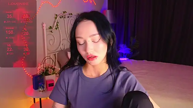 Snapshot of _holly_berry_ chatting on 29, 9, 2025  holly berry  online show from 29, 9, 2025