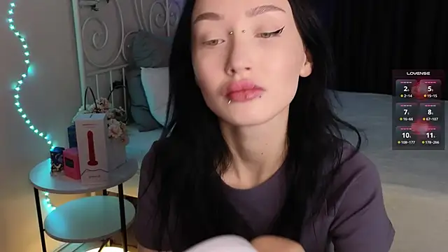 Snapshot of _holly_berry_ chatting on 4, 10, 2025  holly berry  online show from 4, 10, 2025