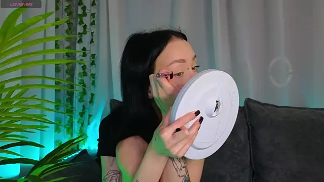 Snapshot of _holly_berry_ chatting on 12, 10, 2025  holly berry  online show from 12, 10, 2025