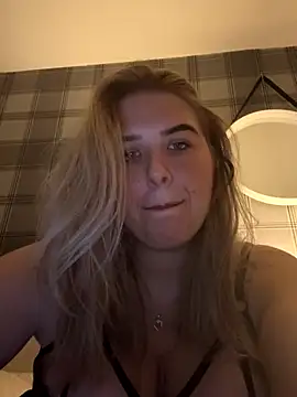 Snapshot of CutieCurvyGirlxo chatting on 10, 10, 2025 CutieCurvyGirlxo online show from 10, 10, 2025