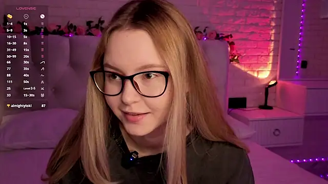 Snapshot of FlowersLover chatting on 9, 11, 2025 FlowersLover online show from 9, 11, 2025