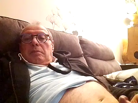 Snapshot of Vince072 chatting on 8, 10, 2025 Vince072 online show from 8, 10, 2025