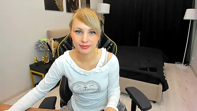 Snapshot of LindaSandy_1 chatting on 8, 10, 2025 LindaSandy 1 online show from 8, 10, 2025