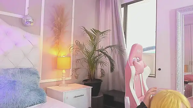 Snapshot of lizy_portman chatting on 19, 12, 2025 lizy portman online show from 19, 12, 2025