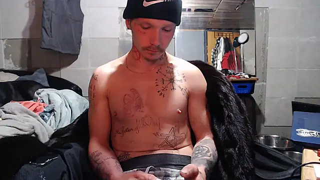 Snapshot of mastertrap chatting on 17, 11, 2025 mastertrap online show from 17, 11, 2025