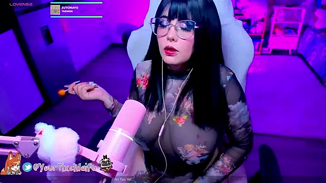 Snapshot of AlyssaRomanova chatting on 8, 11, 2025 AlyssaRomanova online show from 8, 11, 2025