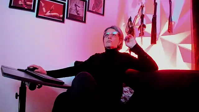Snapshot of MistressNyx_cg chatting on 15, 10, 2025 MistressNyx cg online show from 15, 10, 2025