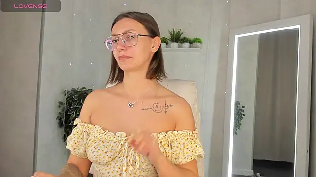 Elina Gravess online show from 8, 9, 2025