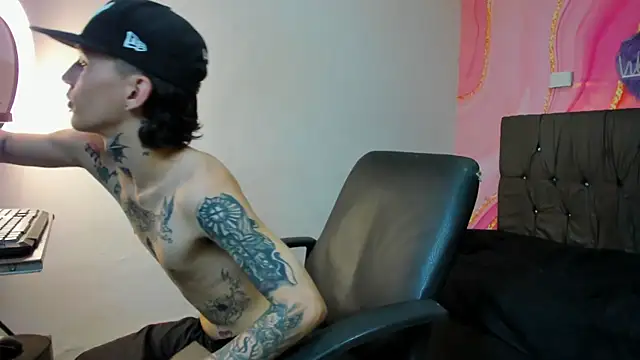 Snapshot of StraightBoy_Nick chatting on 2, 10, 2025 StraightBoy Nick online show from 2, 10, 2025