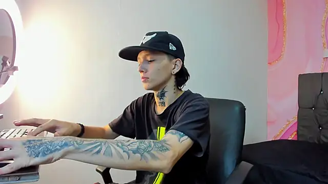 Snapshot of StraightBoy_Nick chatting on 8, 10, 2025 StraightBoy Nick online show from 8, 10, 2025