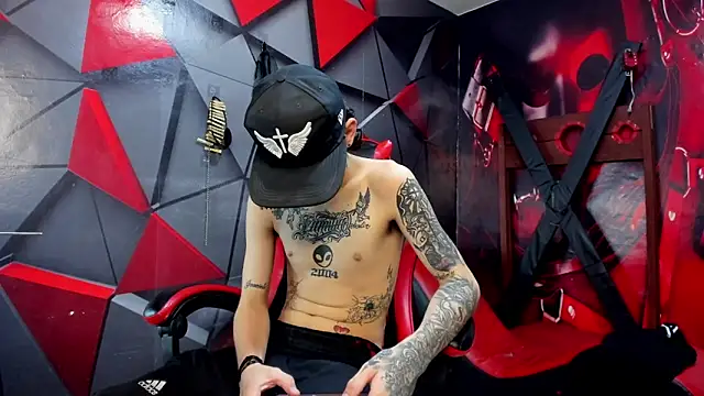 Snapshot of StraightBoy_Nick chatting on 22, 10, 2025 StraightBoy Nick online show from 22, 10, 2025