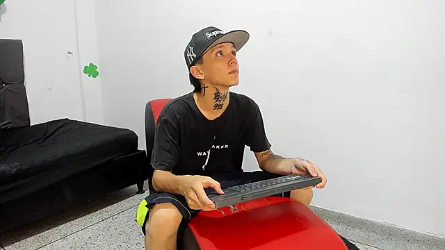 StraightBoy Nick online show from 28, 4, 2026