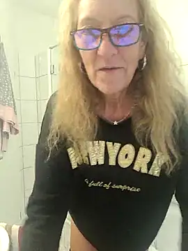 Snapshot of HotWifeLyn68 chatting on 3, 12, 2025 HotWifeLyn68 online show from 3, 12, 2025