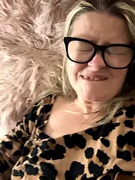 Snapshot of SuzieSub chatting on 1, 2, 2026 SuzieSub online show from 1, 2, 2026