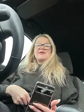 Snapshot of SuzieSub chatting on 2, 2, 2026 SuzieSub online show from 2, 2, 2026