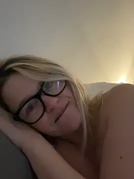 Snapshot of SuzieSub chatting on 5, 2, 2026 SuzieSub online show from 5, 2, 2026