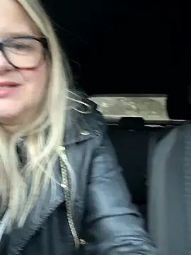 Snapshot of SuzieSub chatting on 6, 2, 2026 SuzieSub online show from 6, 2, 2026