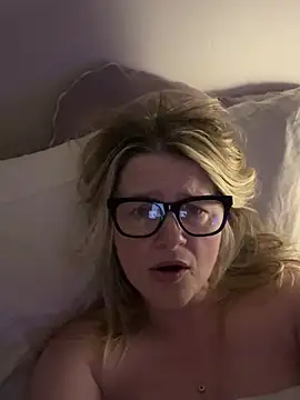 Snapshot of SuzieSub chatting on 28, 2, 2026 SuzieSub online show from 28, 2, 2026