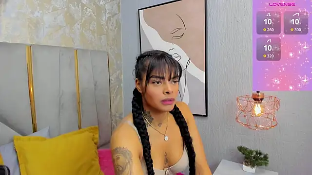 Snapshot of EmmaEbony_ chatting on 5, 11, 2025 EmmaEbony online show from 5, 11, 2025