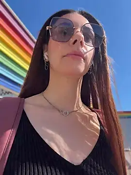 Amelie Crosby online show from 7, 6, 2026