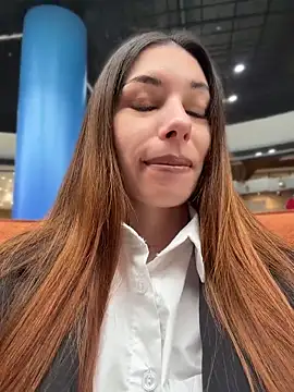Amelie Crosby online show from 19, 6, 2026