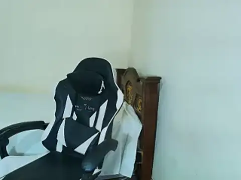 Snapshot of max_love255 chatting on 8, 10, 2025 max love255 online show from 8, 10, 2025