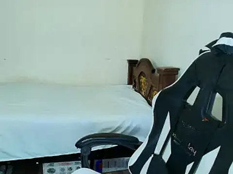 Snapshot of max_love255 chatting on 26, 10, 2025 max love255 online show from 26, 10, 2025