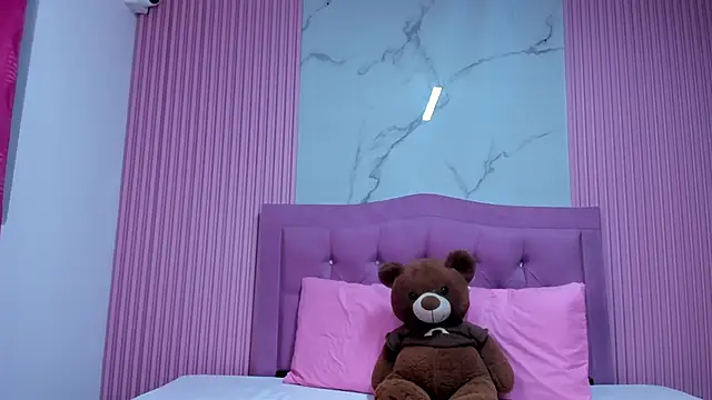 Emy topless online show from 13, 9, 2025