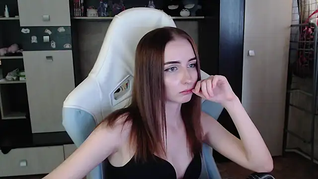 Snapshot of Cutti_Crystal chatting on 12, 11, 2025 Cutti Crystal online show from 12, 11, 2025