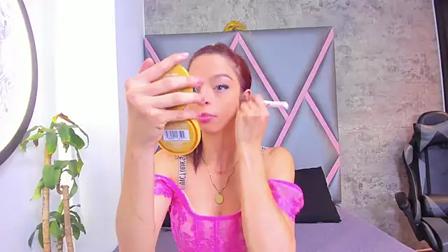 Quee Sophine online show from 17, 12, 2025