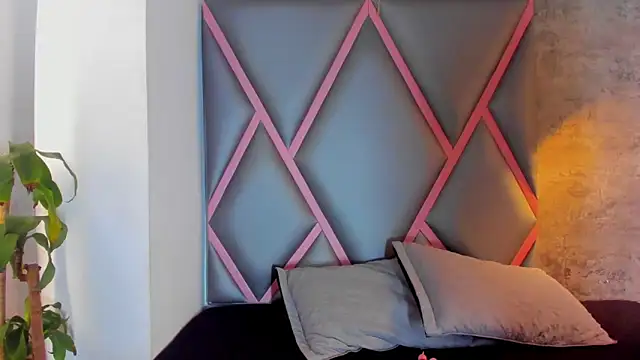 Quee Sophine online show from 19, 12, 2025