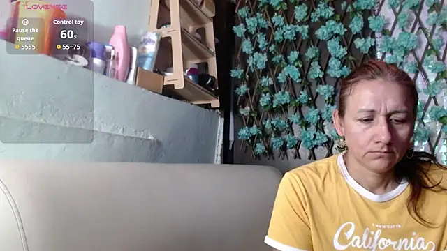 Snapshot of darling_hott chatting on 5, 4, 2026 darling hott online show from 5, 4, 2026