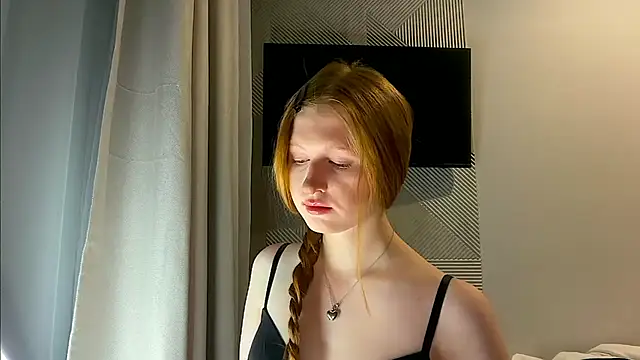 Snapshot of LuxXAngel chatting on 9, 4, 2026 LuxXAngel online show from 9, 4, 2026