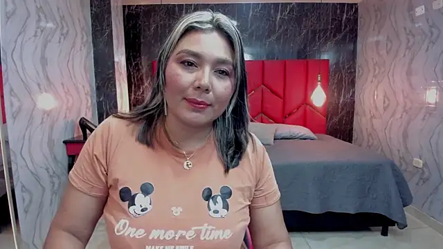 LatinaHoleQueen online show from 19, 5, 2026