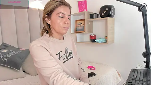 Clhoe Johnson online show from 3, 10, 2025