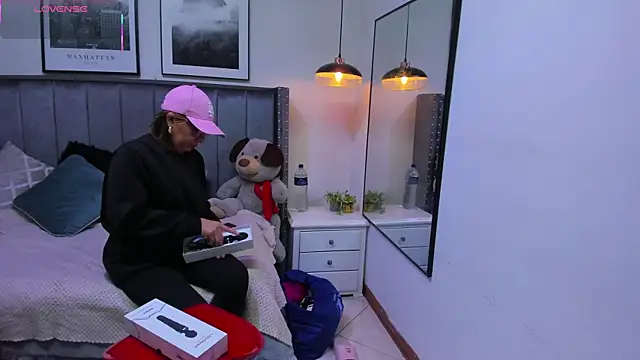 Clhoe Johnson online show from 8, 11, 2025