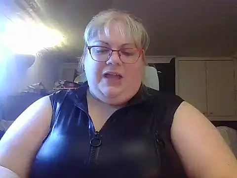 Snapshot of Kinkyhousewife83 chatting on 23, 11, 2025 Kinkyhousewife83 online show from 23, 11, 2025