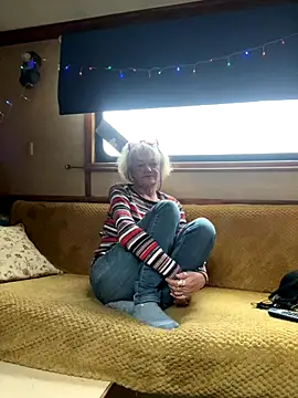 Snapshot of ladyboatlady chatting on 17, 12, 2025 ladyboatlady online show from 17, 12, 2025