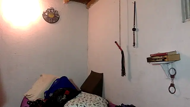 Snapshot of indomitaFox chatting on 6, 4, 2026 indomitaFox online show from 6, 4, 2026