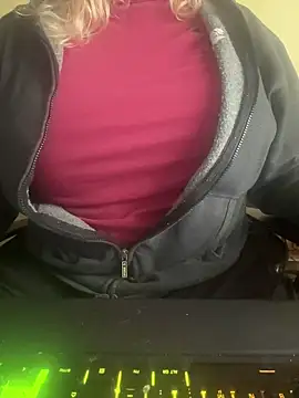 Snapshot of LunoviaXL chatting on 4, 11, 2025 LunoviaXL online show from 4, 11, 2025