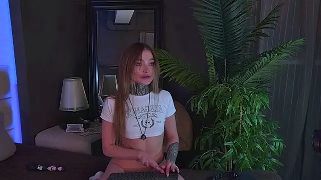 Snapshot of AriWild chatting on 13, 4, 2026 AriWild online show from 13, 4, 2026