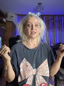 Snapshot of SquirtMilf00 chatting on 6, 1, 2025 SquirtMilf00 online show from 6, 1, 2025