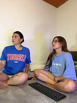 Snapshot of roxanne_03 chatting on 22, 10, 2025 roxanne 03 online show from 22, 10, 2025