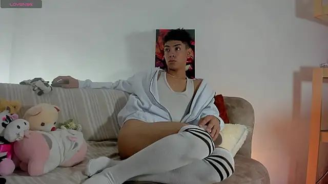 LoganTwink18 online show from 4, 3, 2026