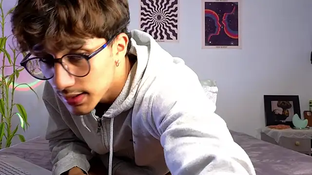 Snapshot of LatinReall chatting on 12, 10, 2025 LatinReall online show from 12, 10, 2025